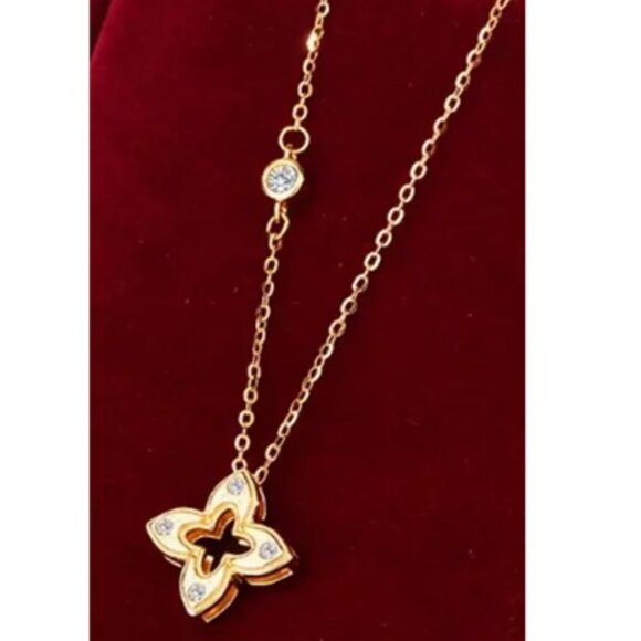 Elegant French-Inspired Four-Leaf Clover - Sparkling Cubic Zircornia Necklace - Picture 2 of 5